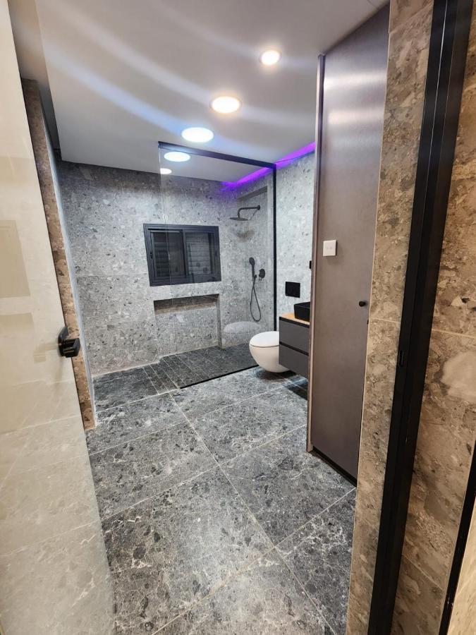מבנים בים 75 Suites At Sea 海法 外观 照片