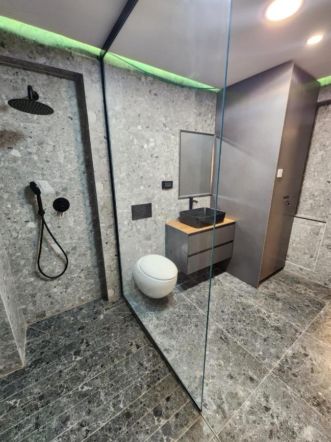 מבנים בים 75 Suites At Sea 海法 外观 照片