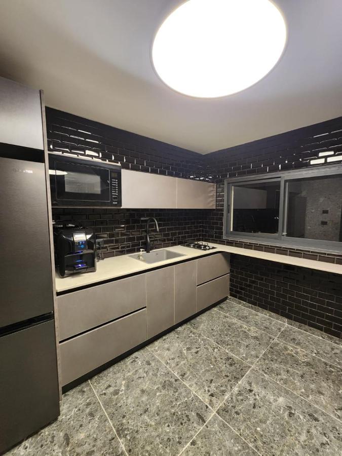 מבנים בים 75 Suites At Sea 海法 外观 照片