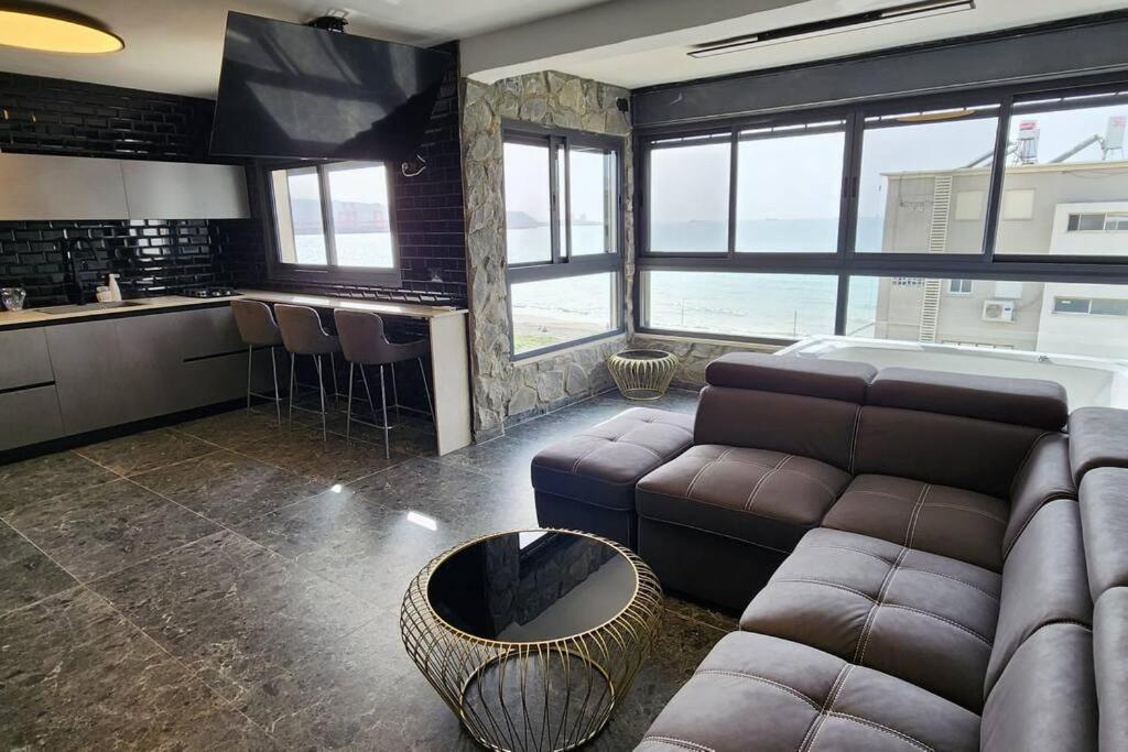 מבנים בים 75 Suites At Sea 海法 外观 照片