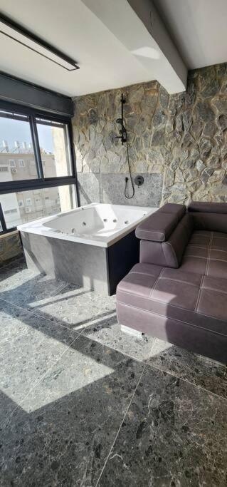 מבנים בים 75 Suites At Sea 海法 外观 照片