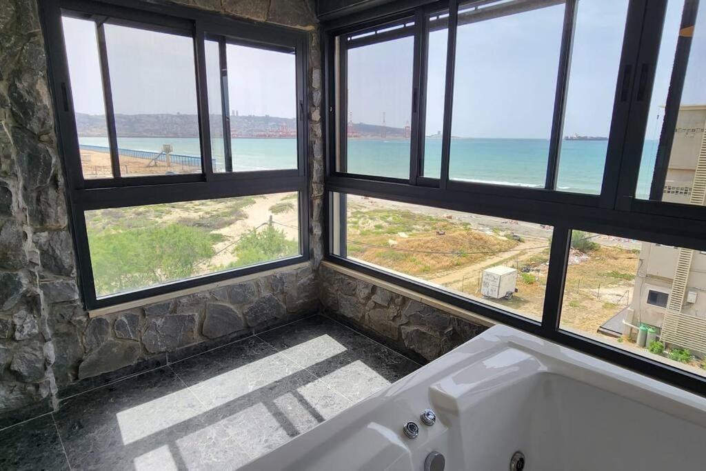 מבנים בים 75 Suites At Sea 海法 外观 照片