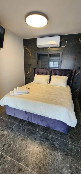 מבנים בים 75 Suites At Sea 海法 外观 照片