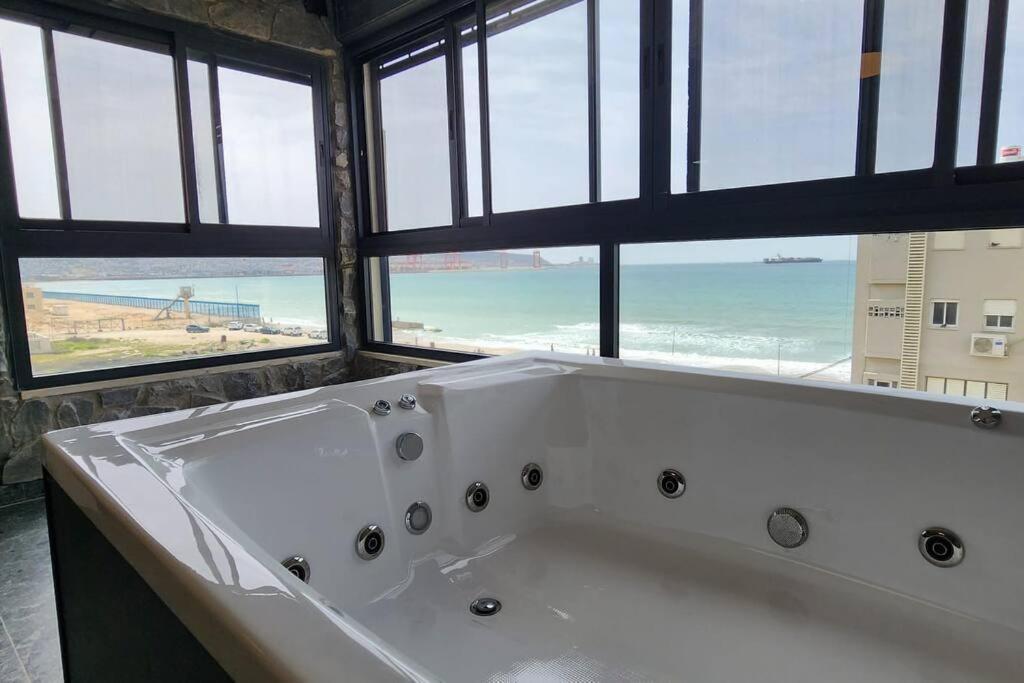 מבנים בים 75 Suites At Sea 海法 外观 照片