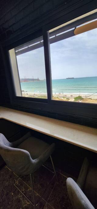 מבנים בים 75 Suites At Sea 海法 外观 照片
