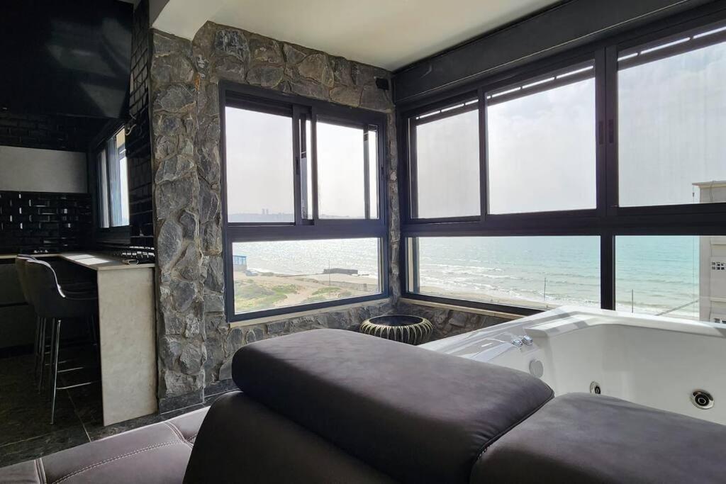 מבנים בים 75 Suites At Sea 海法 外观 照片