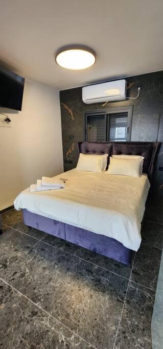 מבנים בים 75 Suites At Sea 海法 外观 照片